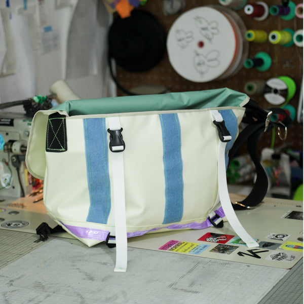 Large Messenger Bag / Beige